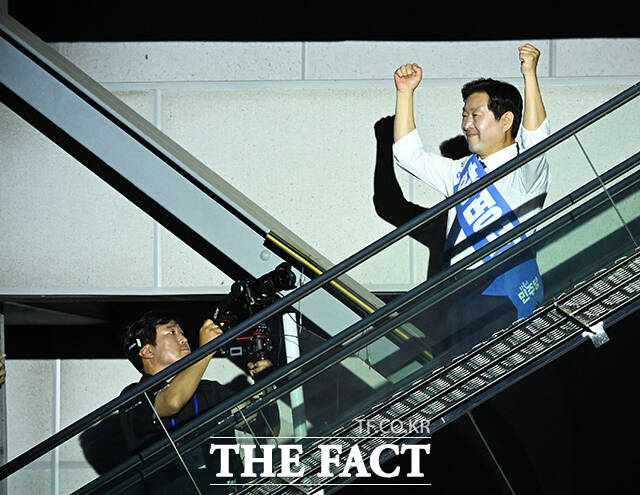 입장하는 황명선 더불어민주당 최고위원 후보자.