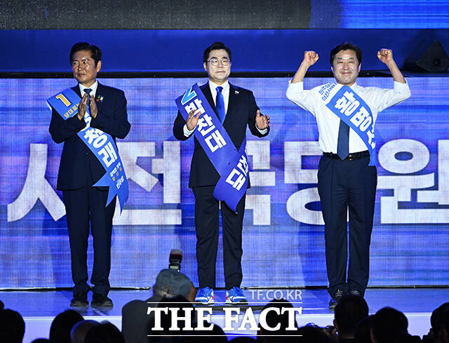 당원들에게 인사하는 황명선 더불어민주당 최고위원 후보자(오른쪽).