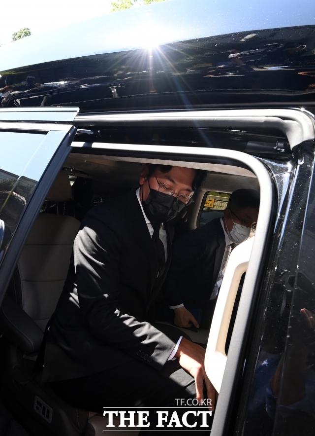 하정우는 이전에도 프로포폴 사건으로 곤욕을 치르고, KBS 출연정지 연예인 명단에도 등재된 바 있다. 사진은 지난 2021년 프로포폴 불법 투약 혐의로 기소돼 1심 선고공판을 마치고 귀가하는 모습. /더팩트 DB