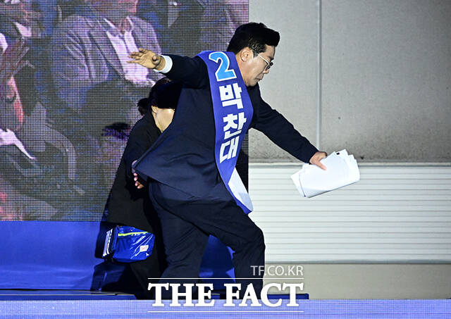 박찬대 더불어민주당 당대표 후보자가 2일 오후 경기도 고양시 킨텍스 제2전시장에서 열린 더불어민주당 제2차 임시전국당원대회에 참석해 정견발표를 마친 뒤 이동하고 있다. /고양=배정한 기자