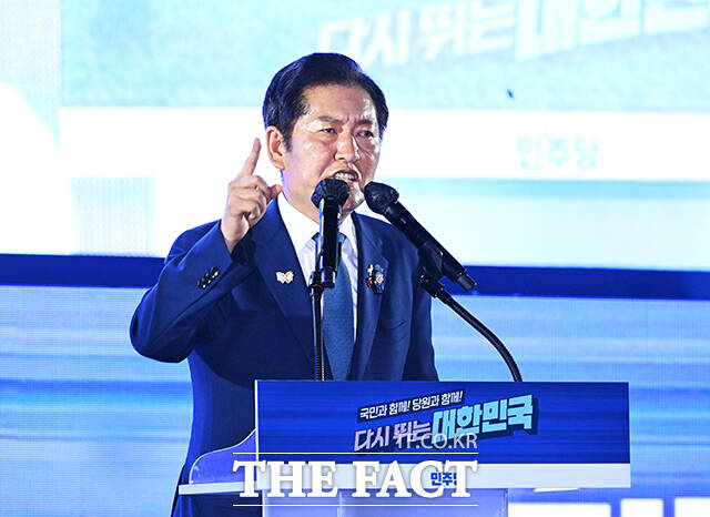 정청래 더불어민주당 신임 당대표가 2일 오후 경기도 고양시 킨텍스 제2전시장에서 열린 더불어민주당 제2차 임시전국당원대회에 참석해 수락연설을 하고 있다. /고양=배정한 기자