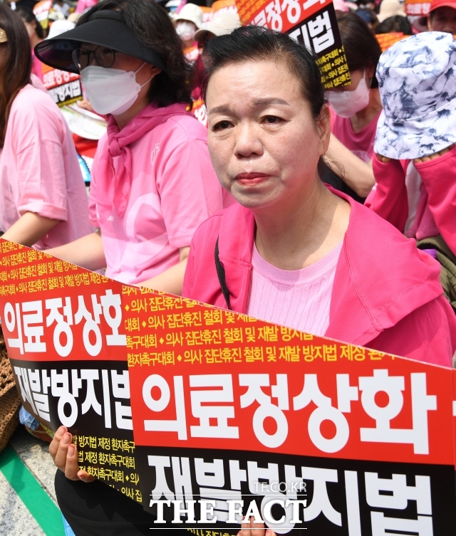 한국환자단체연합회와 한국유방암환우총연합회, 한국희귀·난치성질환연합회원들이 4일 오전 서울 종로구 보신각 앞에서 열린 의사 집단휴진 철회 및 재발방지법 제정 환자촉구대회에서 구호를 외치는 가운데, 한 참가자가 눈물을 흘리고 있다./이새롬 기자