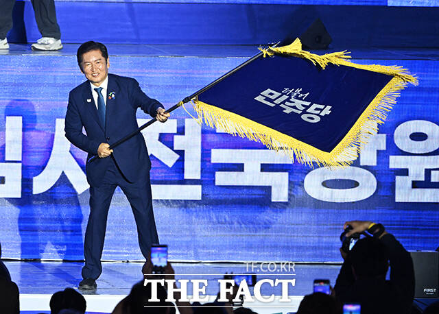 정청래 더불어민주당 신임 당대표가 2일 오후 경기도 고양시 킨텍스 제2전시장에서 열린 더불어민주당 제2차 임시전국당원대회에 참석해 당기를 흔들고 있다. /고양=배정한 기자