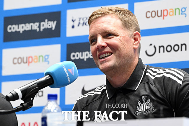 취재진 질문에 답하는 에디 하우 뉴캐슬 감독.