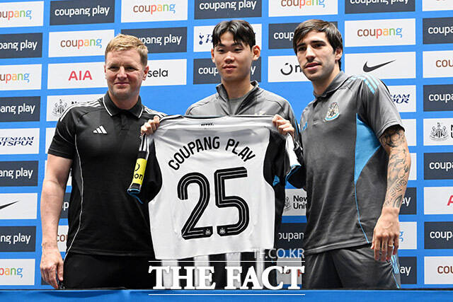 에디 하우 뉴캐슬 유나이티드 감독과 박승수, 산드로 토날리(왼쪽부터)가 2일 오후 서울 여의도 IFC 더 포럼에서 열린 2025 쿠팡플레이 시리즈 뉴캐슬 기자회견에서 기념촬영을 하고 있다. /남용희 기자