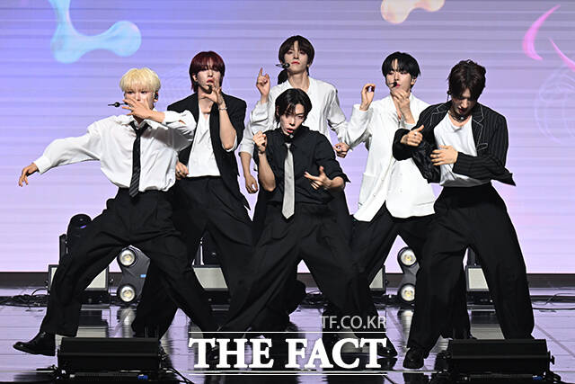 그룹 엔싸인(n.SSign)이 2일 오후 서울 강서구 스카이아트홀에서 열린 I.CON: FANNSTAR CONCERT(아이콘: 팬앤스타 콘서트)에서 화려한 무대를 펼치고 있다. /장윤석 기자