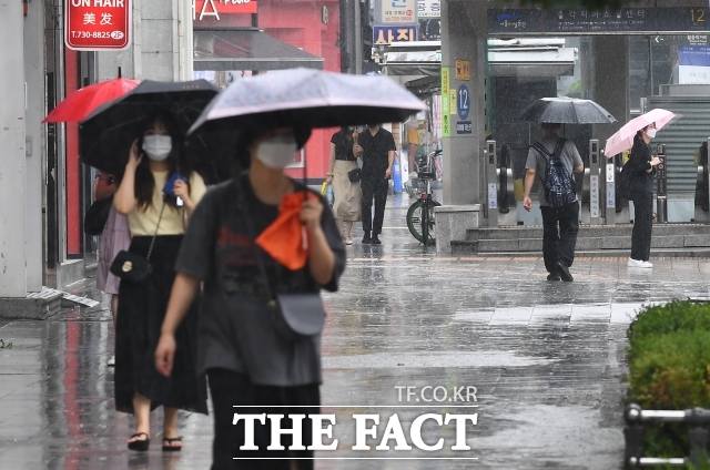 일요일인 3일 수도권과 서부 지역을 중심으로 많은 비가 예상되고 있다. /더팩트 DB