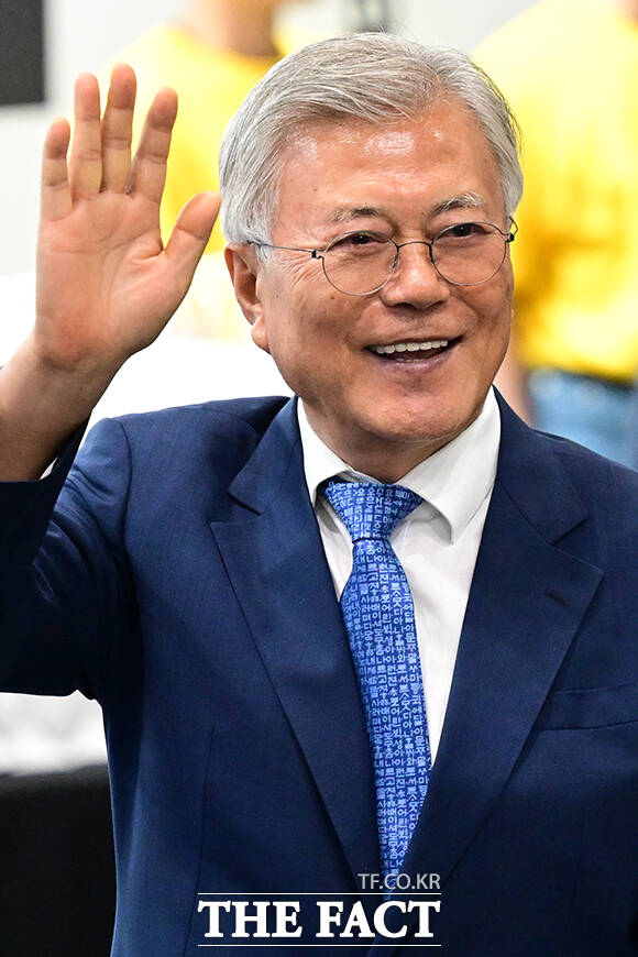 문재인 전 대통령은 2일 경기 고양시 킨텍스에서 열린 민주당 전당대회 영상 축사에서 이재명 정부의 성공을 위해 통합을 강조했다. /남윤호 기자