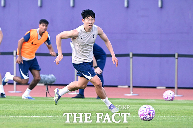 손흥민이 2일 오후 경기도 안양시 안양종합운동장에서 열린 2025 쿠팡플레이 시리즈 토트넘 오픈 트레이닝에서 드리블을 시도하고 있다. /안양종합운동장=남용희 기자