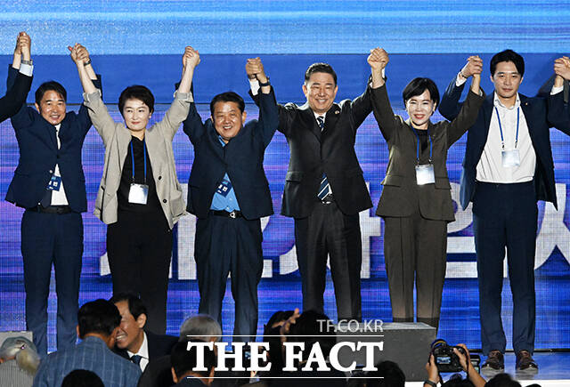 당원들에게 인사하는 김병기 더불어민주당 원내대표(왼쪽 네번째)를 비롯한 지도부들.