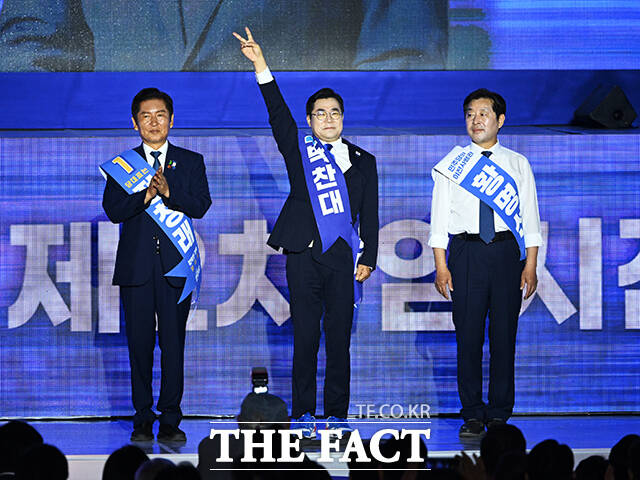 당원들에게 인사하는 박찬대 더불어민주당 당대표 후보자(가운데).