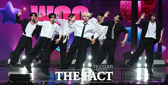 그룹 엔싸인(n.SSign)이 2일 오후 서울 강서구 스카이아트홀에서 열린 I.CON: FANNSTAR CONCERT(아이콘: 팬앤스타 콘서트)에서 화려한 무대를 펼치고 있다. /장윤석 기자