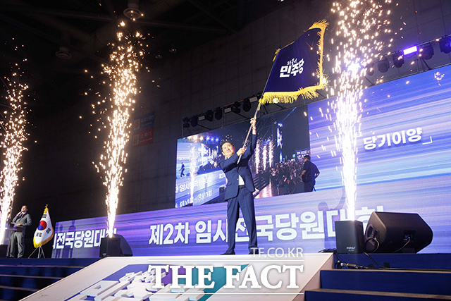 대표 수락연설에 나선 정 대표는 약속드린 대로 강력한 개혁 당대표가 돼 검찰·사법·언론개혁을 추석 전에 마무리하도록 하겠다며 즉시 검찰·언론·사법개혁을 위한 태스크포스(TF)를 가동하겠다고 밝혔다. /배정한 기자