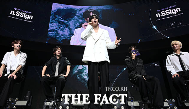 그룹 엔싸인(n.SSign)이 2일 오후 서울 강서구 스카이아트홀에서 열린 I.CON: FANNSTAR CONCERT(아이콘: 팬앤스타 콘서트)에서 팬들과 팬들과 즐거운 시간을 보내고 있다. /장윤석 기자
