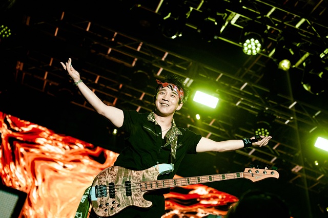 한국 인디 신의 시작을 알린 밴드 크라잉넛이 펜타포트 락 페스티벌 2025에서 공연을 펼치고 있다. 펜타포트 락 페스티벌 2025는 인천 연수구 송도달빛축제공원에서 3일까지 진행된다./PRM