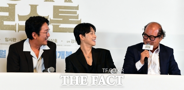하정우는 이전에도 프로포폴 사건으로 곤욕을 치르고, KBS 출연정지 연예인 명단에도 등재된 바 있다. 사진은 지난 2021년 프로포폴 불법 투약 혐의로 기소돼 1심 선고공판을 마치고 귀가하는 모습. /더팩트 DB