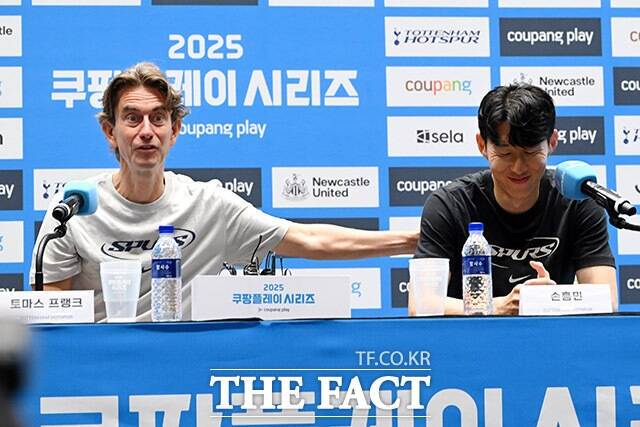 토마스 프랑크(왼쪽) 감독이 손흥민을 칭찬하고 있다. /남용희 기자