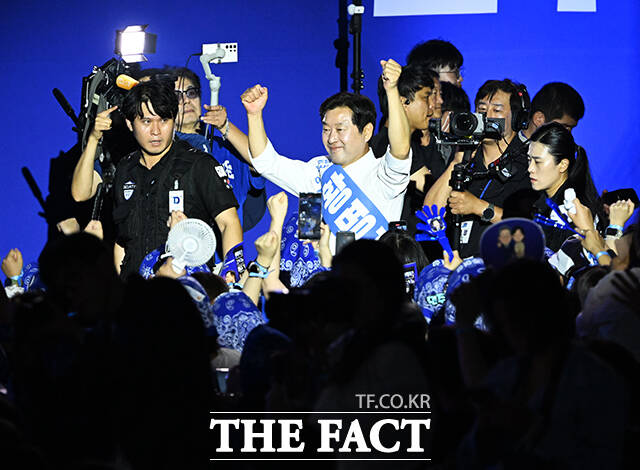 당원들에게 인사하는 황명선 더불어민주당 최고위원 후보자.