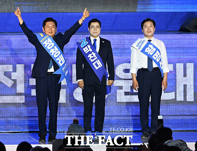 정청래 더불어민주당 당대표 후보가 2일 오후 경기도 고양시 킨텍스 제2전시장에서 열린 더불어민주당 제2차 임시전국당원대회에 입장하며 당원들에게 인사를 하고 있다. /고양=배정한 기자