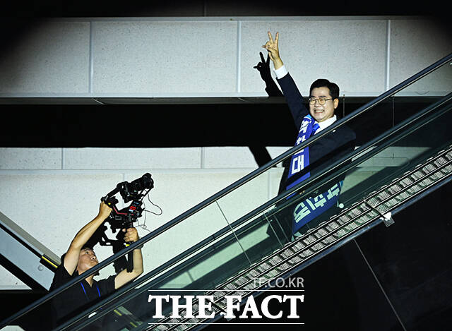 박찬대 더불어민주당 당대표 후보자가 2일 오후 경기도 고양시 킨텍스 제2전시장에서 열린 더불어민주당 제2차 임시전국당원대회에 입장하며 당원들에게 인사를 하고 있다. /고양=배정한 기자