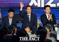  민주당 전당대회 참석한 우상호 정무수석과 강훈식 비서실장 [포토]