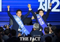  손맞잡고 인사하는 정청래와 박찬대 [포토]