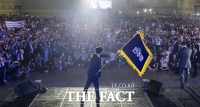  당기 흔드는 정청래 신임 당대표 [포토]