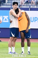  '떠나지마 캡틴' 손흥민에게 안긴 오도베르 [포토]