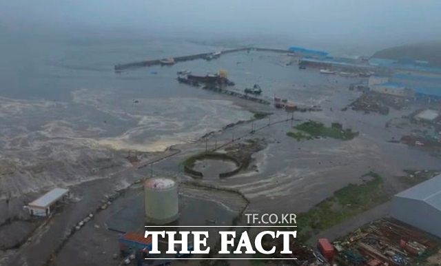 지난달 30일(현지시간) 러시아 캄차카반도 인근 해상에서 규모 8.7의 강진이 발생한 후 쿠릴열도 파라무시르섬 세베로쿠릴스크 연안에 쓰나미가 밀려들고 있다. /세베로쿠릴스크=AP.뉴시스