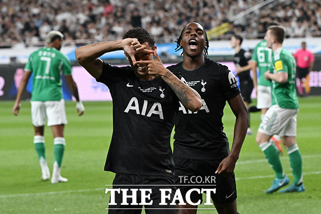 토트넘 훗스퍼와 뉴캐슬 유나이티드의 쿠팡플레이 시리즈 2경기가 3일 오후 서울 마포구 서울월드컵경기장에서 열린 가운데 토트넘의 브레넌 존슨이 득점 후 기뻐하고 있다. /서울월드컵경기장=남용희 기자
