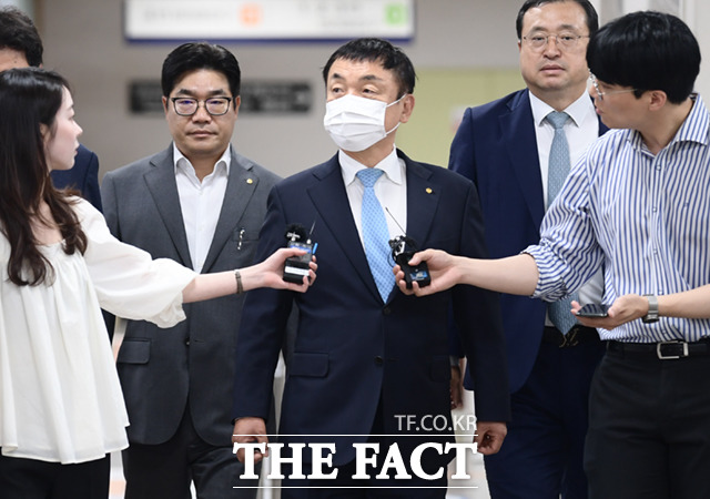 김건희 여사 연루 의혹을 수사하는 민중기 특별검사팀이 3일 오전 10시 권오수 전 도이치모터스 회장을 불러 조사하고 있다. 권 전 회장이 지난 2023년 서울 서초구 서울고등법원에서 열린 첫 항소심에 출석하고 있다./이새롬 기자