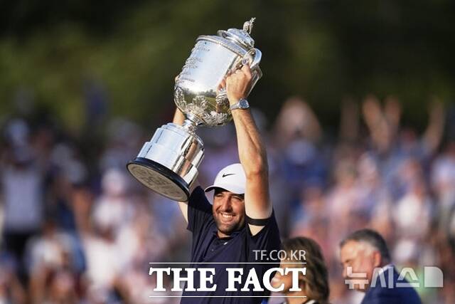 올시즌 두번째 메이저대회인 PGA챔피언십에서 우승한 셰플러가 워너메이커 트로피를 들고 환호하고 있다./AP.뉴시스