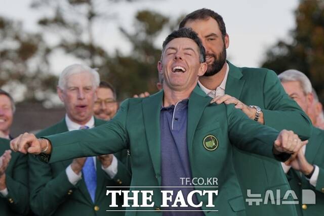 올시즌 PGA투어의 가장 상징적인 사진. 마스터스에서 맥길로이가 우승, 커리어그랜드슬램을 완성한 가운데 디펜딩 챔피언인 스코티 셰플러가 그린 재킷을 입혀주고 있는 모습./AP.뉴시스