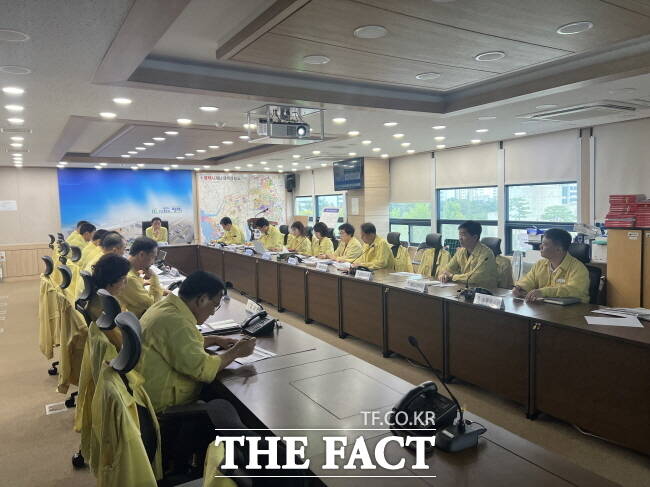 평택시가 3일 집중호우에 대비한 긴급 대책회의를 열고 있다./평택시