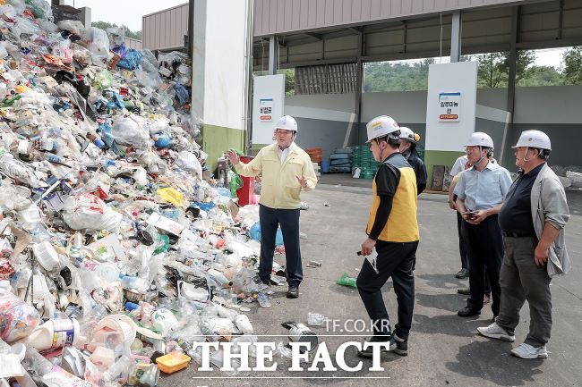 임병택 시흥시장(왼쪽)이 환경미화타운에서 노동자들의 작업 환경을 점검하고 있다. /시흥시