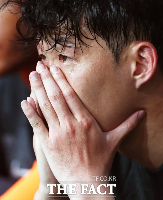 3일 뉴캐슬과 서울월드컵경기장 고별전에서 토트넘 10년 생활을 마무리한 손흥민이 후반 20분 교체된 뒤 벤치에서 착잡한 표정을 감추지 못하고 있다./토트넘 SNS