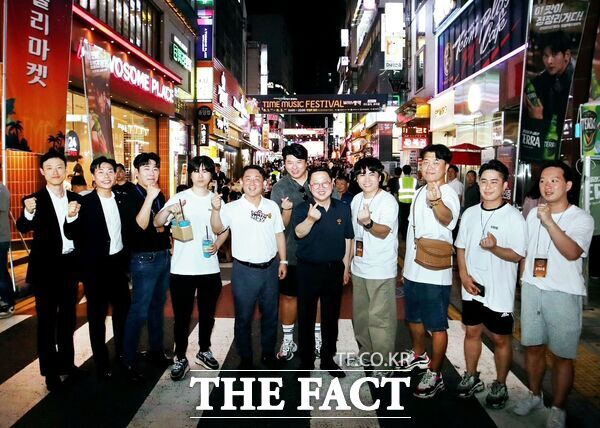 대전 서구가 주최한 2025 타임뮤직 페스티벌 with 빵맥이 지난 1일부터 2일까지 둔산동 타임로 일원에서 열렸다. 이장우 대전시장과 서철모 서구청장이 함께하고 있다./대전 서구