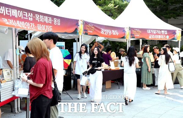 대전 서구가 주최한 2025 타임뮤직 페스티벌 with 빵맥이 지난 1일부터 2일까지 둔산동 타임로 일원에서 열린 가운데 꿈심당호두 등 지역을 대표하는 8개 제빵 업체가 참여해 대전 빵의 진수를 선보였다./대전 서구