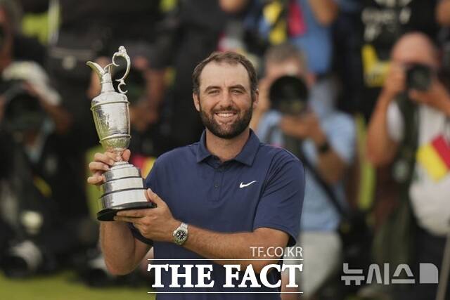 셰플러가 디 오픈 우승컵인 순은제 주전자 클라레 저그를 들고 기뻐하고 있다. /AP.뉴시스