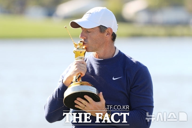 맥길로이가 플레이어스챔피언십에서 3홀 연장승부 끝에 정상에 오른 뒤 트로피에 입맞추고 있는 모습./AP.뉴시스