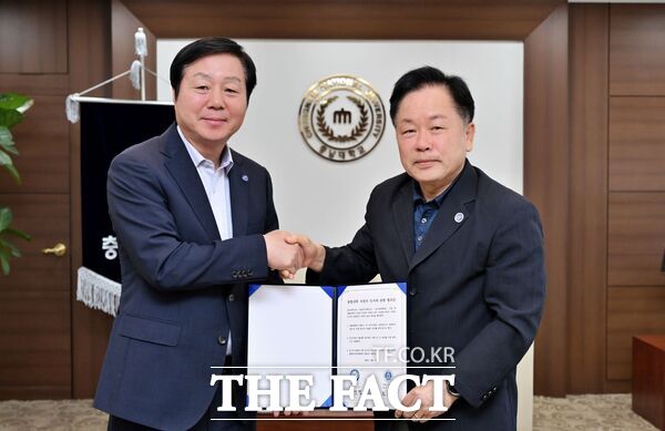 충남대학교와 국립공주대학교가 1일 충남대 대학본부 접견실에서 ‘통합대학 직원의 인사에 관한 합의문’에 서명했다. 사진 왼족부터 김정겸 충남대 총장과 임경호 국립공주대 총장./충남대학교