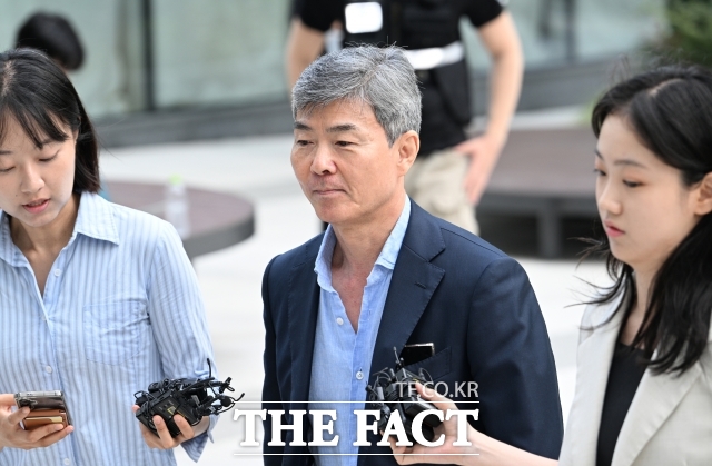 이종호 전 블랙펄인베스트 대표가 지난달 23일 오전 서울 종로구 KT광화문빌딩 웨스트에 마련된 민중기 특검 사무실에 출석하고 있다. /박헌우 기자