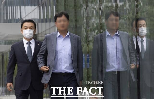 권오수 전 도이치모터스 회장이 3일 서울 종로구 광화문KT 건물에 마련된 김건희 여사 관련 의혹들을 수사하는 민중기 특별검사팀 사무실을 나서고 있다. /뉴시스