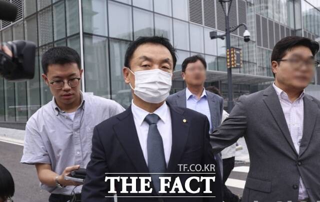 권오수 전 도이치모터스 회장이 3일 서울 종로구 광화문KT 건물에 마련된 김건희 여사 관련 의혹들을 수사하는 민중기 특별검사팀 사무실을 나서고 있다. /뉴시스