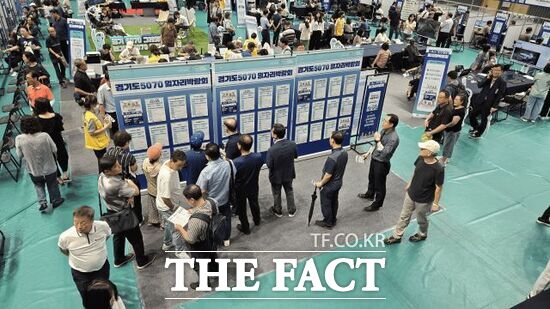 지난달 18일 경기 의왕시에서 진행된 ‘2025년 경기도 5070 일자리박람회(경기5070그레잇잡투어, Gray it-job tour)’에 참여한 구직자들이 구인기업들을 살펴보고 있다./경기도일자리재단
