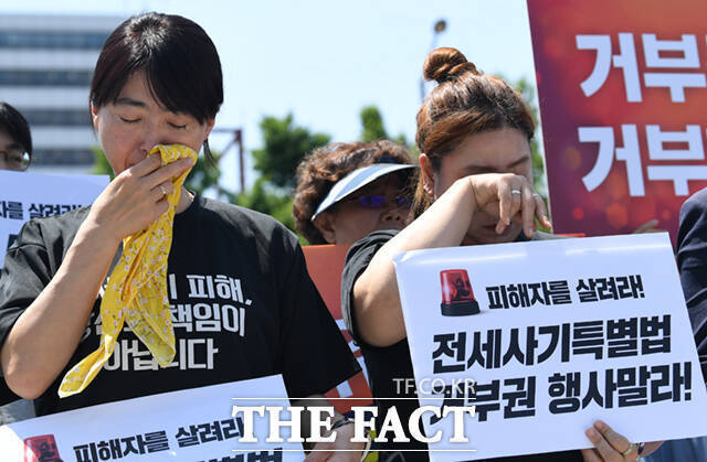 전세사기 전국대책위와 전세사기 시민사회대책위 회원들이 서울 용산 대통령집무실 앞에서 전세사기특별법 개정안 즉각 공포를 촉구하며 눈물을 흘리고 있다. 기사와 관련 없음. /이새롬 기자