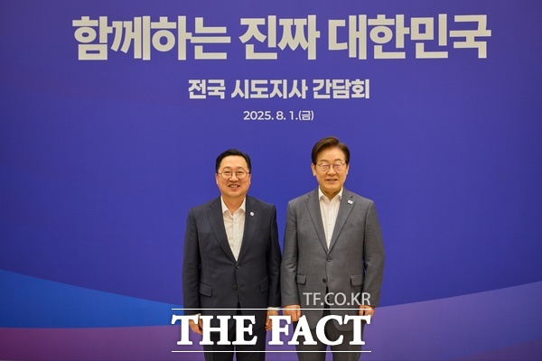 이재명 대통령(오른쪽)과 이장우 대전시장(왼쪽)이 전국 시도지사 간담회에서 기념촬영을 하고 있다./대통령실