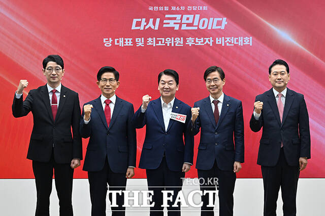 국민의힘 제6차 전당대회 당대표 후보자 비전대회가 3일 서울 여의도 중앙당사에서 열린 가운데 후보들이 발표에 앞서 파이팅 포즈를 취하고 있다. 왼쪽부터 주진우·김문수·안철수·조경태·장동혁 후보. /배정한 기자