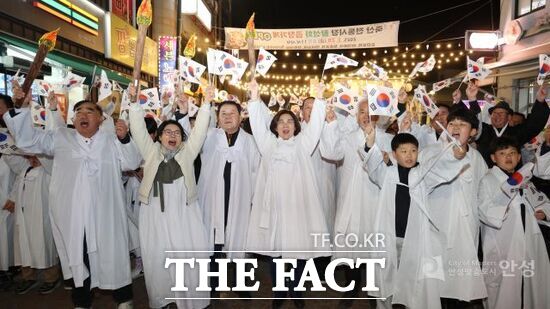 김보라 경기 안성시장(앞줄 왼쪽 4번째)을 비롯한 안성 시민들이 지난 2024년 광복절을 맞아 만세삼창을 하고 있다./안성시