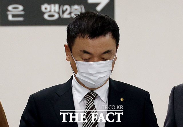 김건희 여사 연루 의혹을 수사하는 민중기 특별검사팀이 권오수 전 도이치모터스 회장을 불러 조사하고 있다. 회사 주가를 조작한 혐의로 기소된 김 전 회장이 지난 2023년 서울 서초구 서울중앙지방법원에서 열린 1심 선고 공판에 출석하고 있다. /박헌우 기자